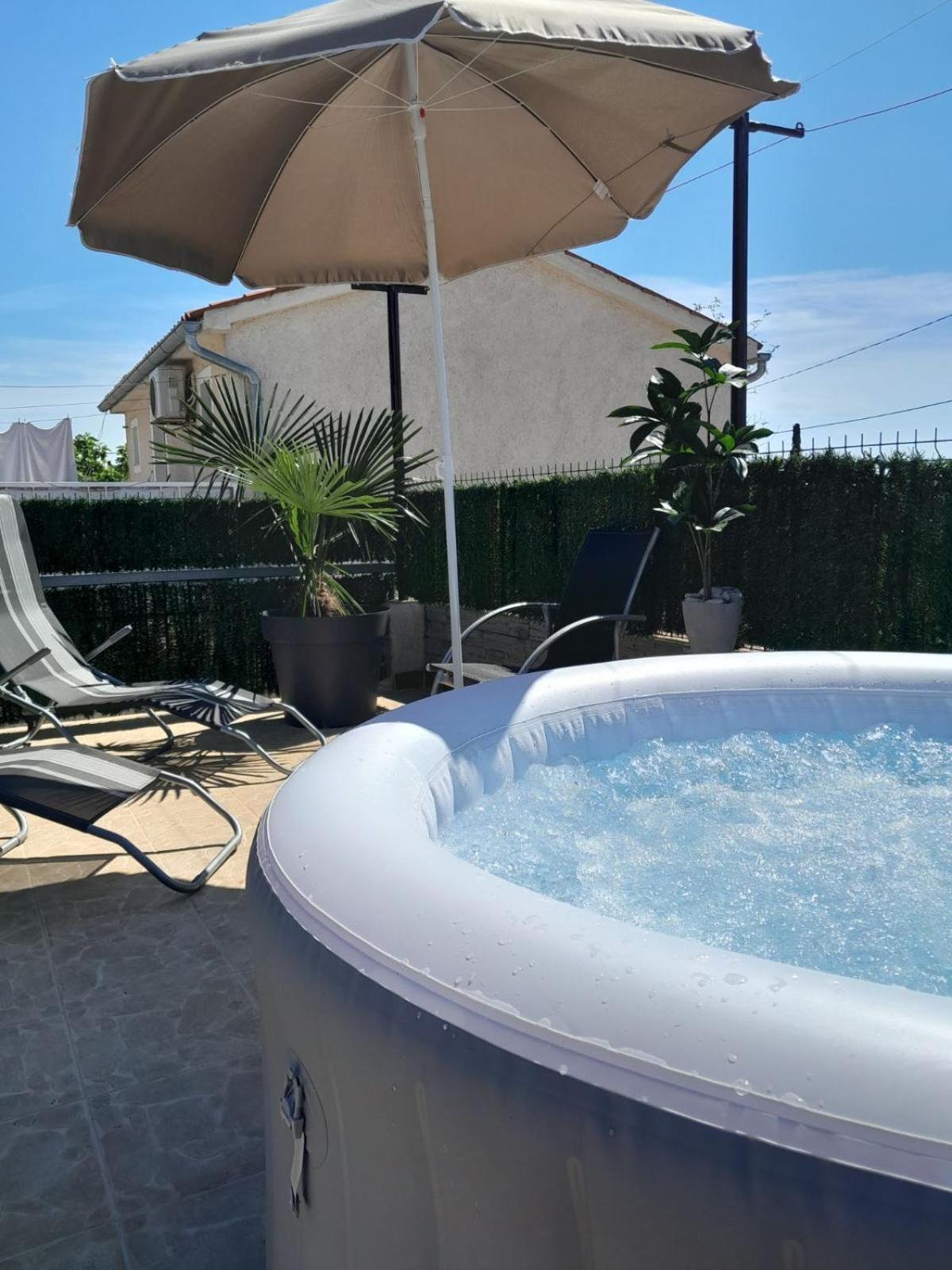 Apartment Mila With Jacuzzi Spa Pula Bagian luar foto